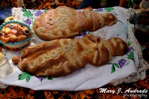 Pan de muerto como ofrenda, Tzurumútaro, Michoacán