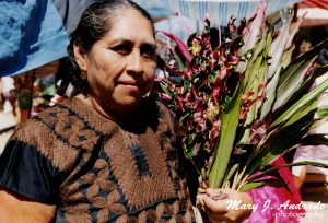 Tehuana lleva flores a su casa.