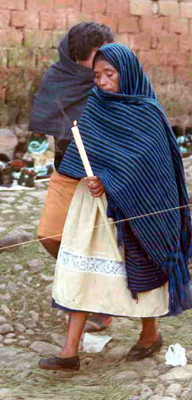 Mujer purhepecha camino a la procesión