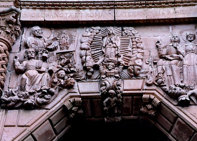Detalles de la cantera labrada en la parte superior de la entrada de la iglesia