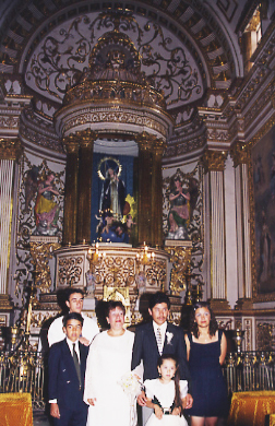 Visitantes posan en el interior de la Iglesia de Guadalupe