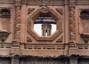 Detalles de la fachada del ex templo y ex convento de San Francisco
